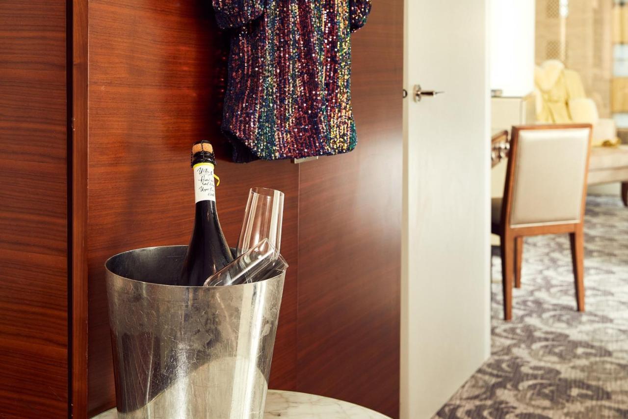 Sheraton Melbourne Hotel Extérieur photo A champagne bucket