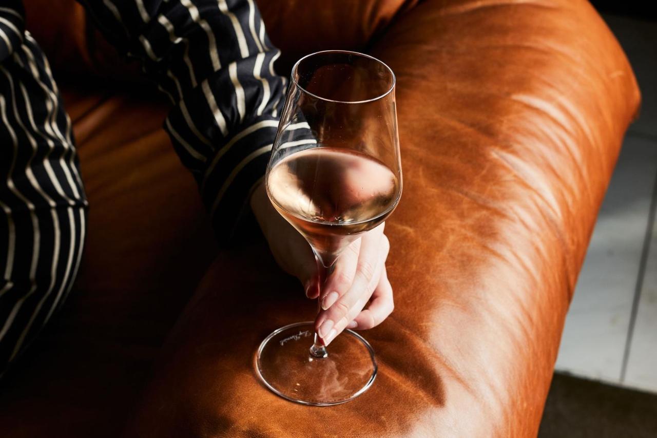 Sheraton Melbourne Hotel Extérieur photo A glass of Champagne