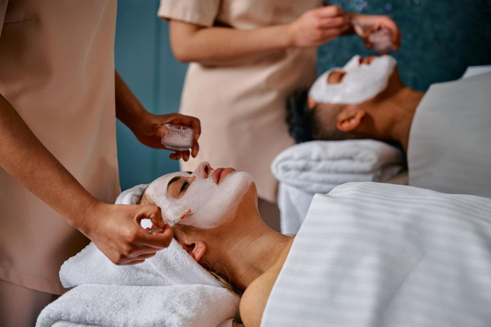 Sheraton Melbourne Hotel Extérieur photo A facial treatment
