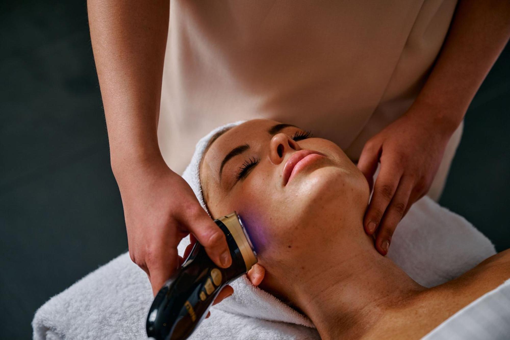 Sheraton Melbourne Hotel Extérieur photo A woman receiving a facial treatment