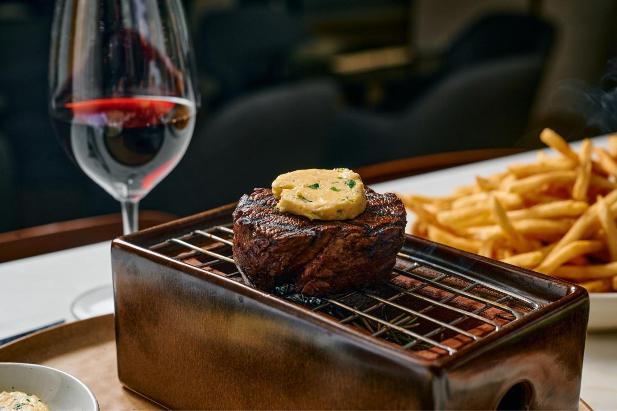 Sheraton Melbourne Hotel Extérieur photo A steak at the restaurant