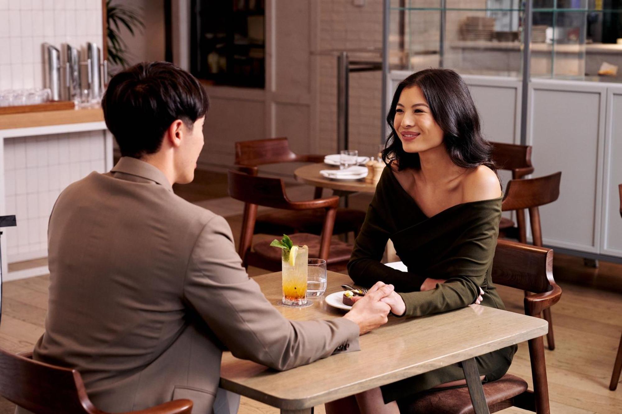 Sheraton Melbourne Hotel Extérieur photo A couple on a date