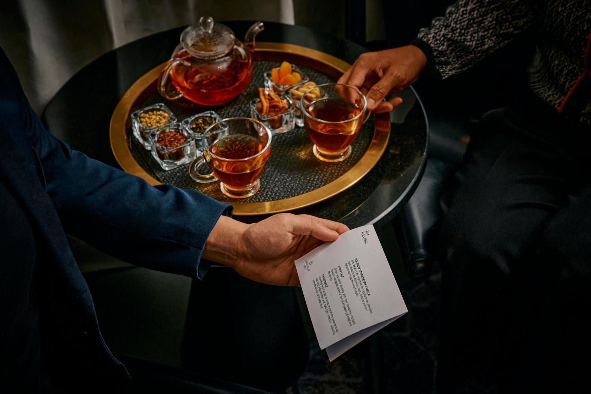 Sheraton Melbourne Hotel Extérieur photo A bartender serving drinks