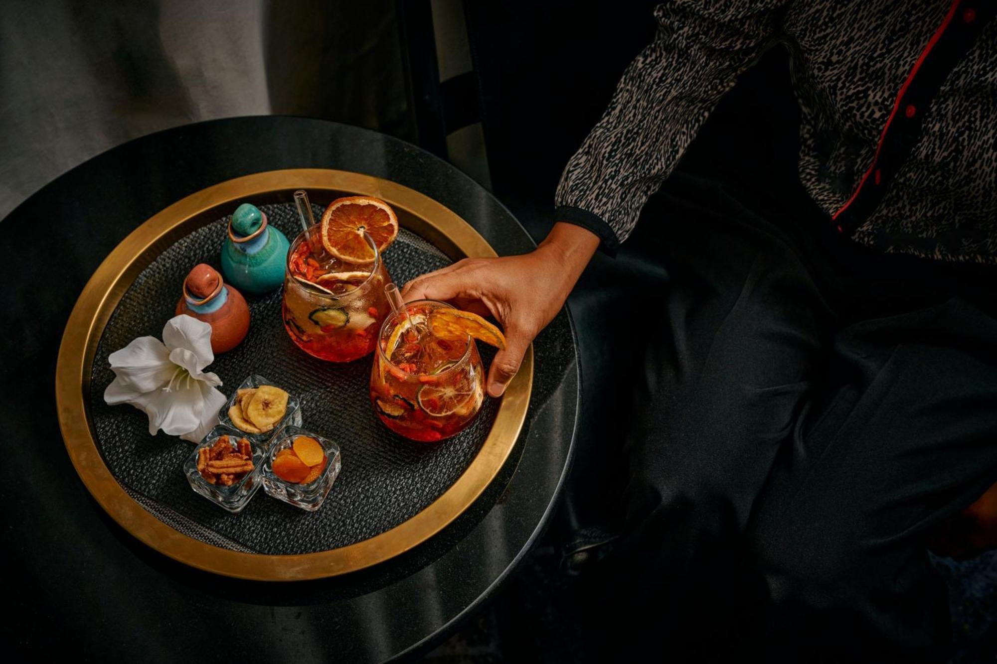 Sheraton Melbourne Hotel Extérieur photo A tray of cocktails
