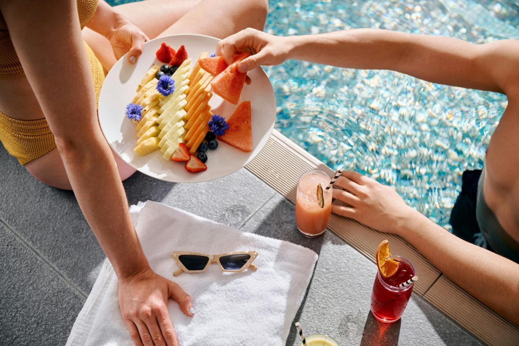 Sheraton Melbourne Hotel Extérieur photo Poolside service