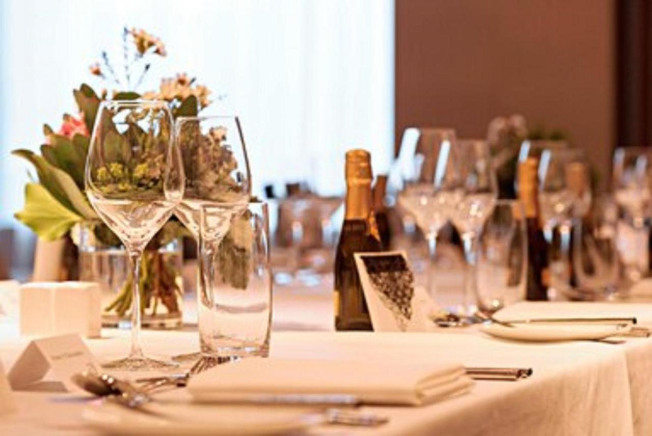 Sheraton Melbourne Hotel Extérieur photo Wine bottles and glasses